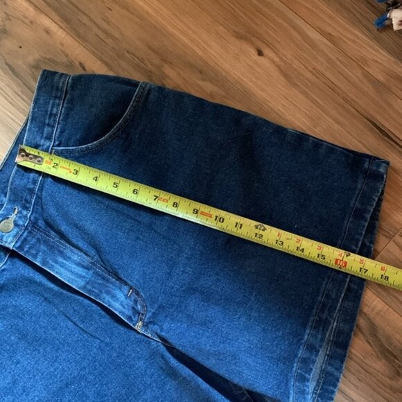 Women's Wrangler Vintage High Rise Medium Wash Classic Denim Blue Jean Shorts 32 - Picture 8 of 11